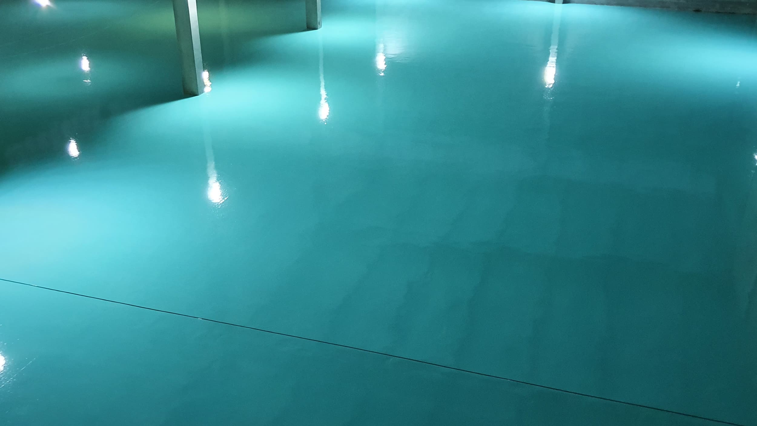 Piso de fábrica que recebeu aplicação de pintura epóxi na cor verde água